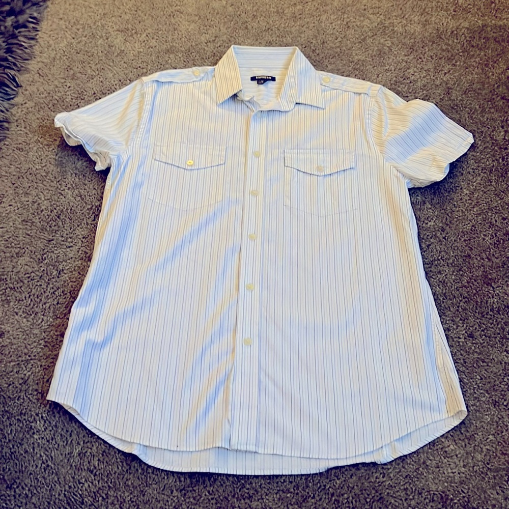 Express slim fit SS button down. Double pocket shoulder strap. Medium